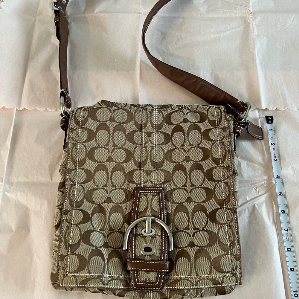 Vintage Coach Bag, has wear on flap, all else in good condition.